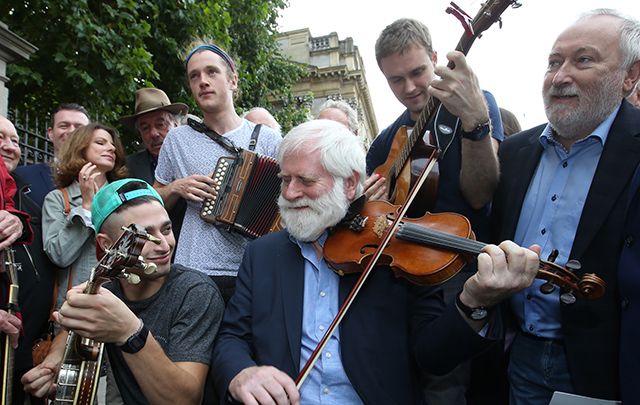 irish-musicians-hold-a-session-sit-in-to-protest-airtime-for-irish