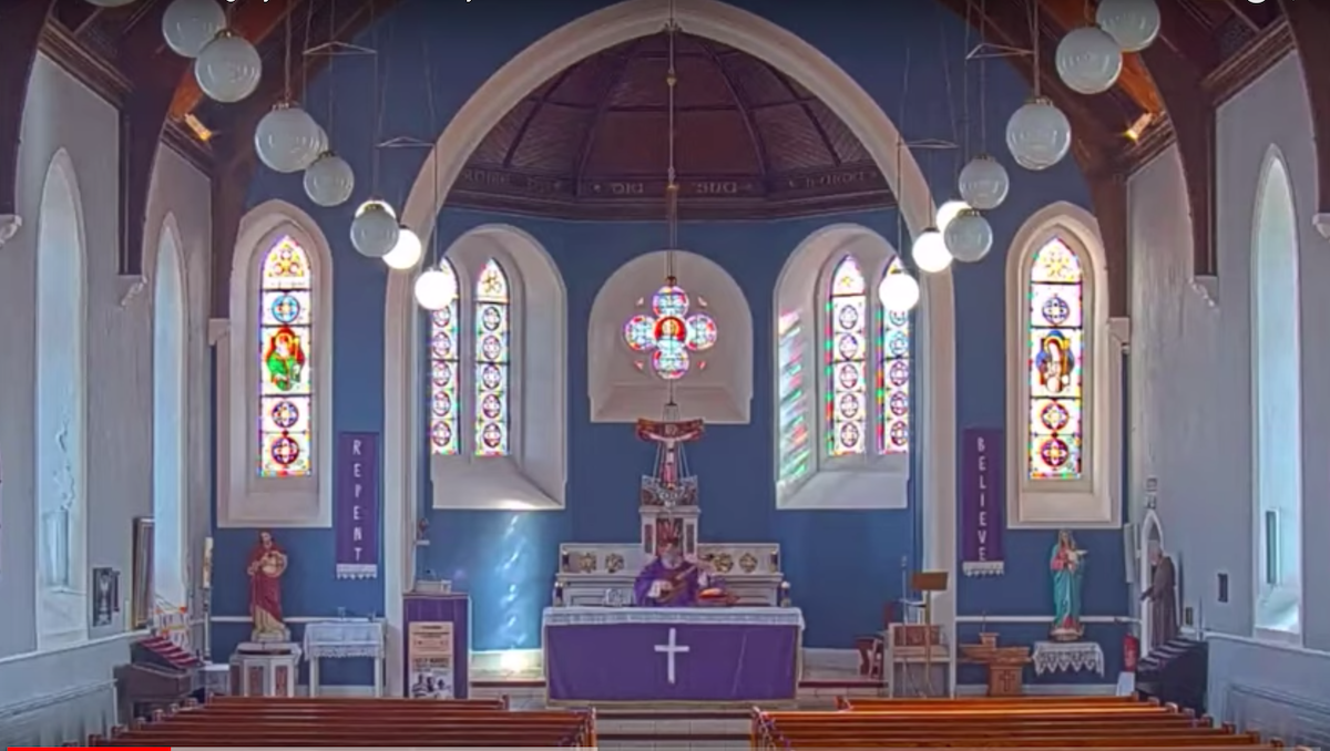 Priest sings to empty church amid COVID-19 social distancing