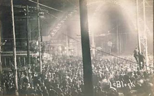 Thousands of people line the streets in Cairo, Illinois for the Lynching of Will James in 1909. 