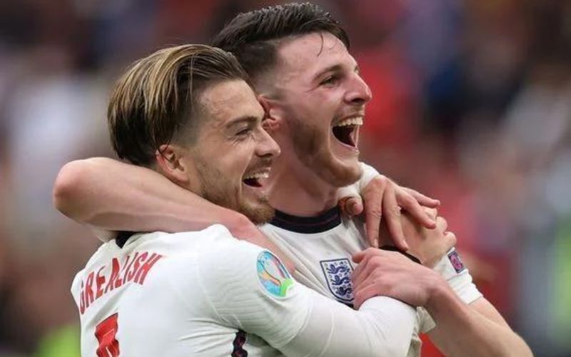 U.S. ties with England to keep World Cup dreams alive