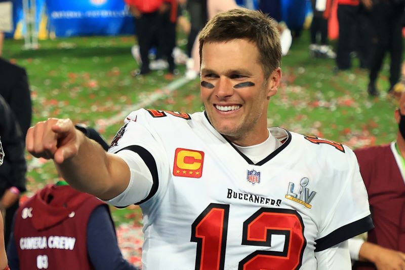 Hungry' Tom Brady officially signs with Buccaneers - ESPN