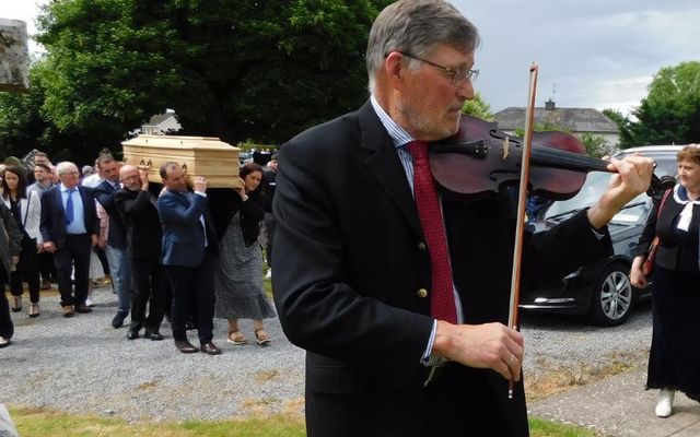 Anthony Condron playing the late Harry Gleeson to his final resting place at St. Mary\'s Cemetery, Holycross. Condron was playing Gleeson\'s own violin.