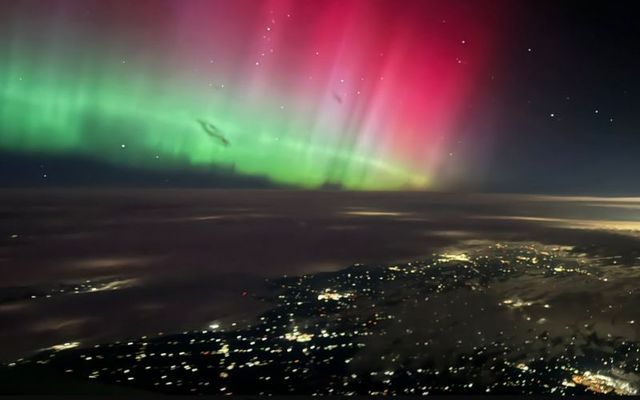 The Northern Lights: Pilot Scott Bateman MBE\'s photos taken from his cockpit.