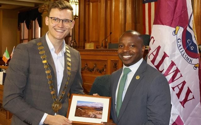 Councillor Albert Dolan, Cathaoirleach of the County of Galway, pictured at Milwaukee City Hall making a presentation to Cavalier Johnson, Mayor of the City of Milwaukee.