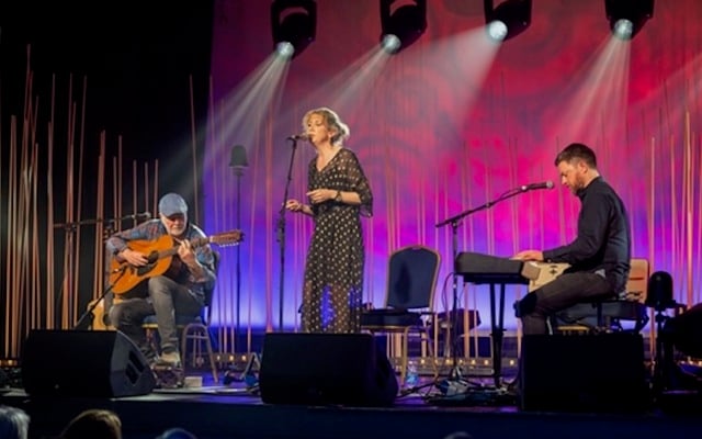 Muireann Nic Amhlaoibh performs at Scoil Cheoil an Earraigh 2024 accompanied by Dónal O’Connor on keyboard and Gerry O’Beirne on guitar.