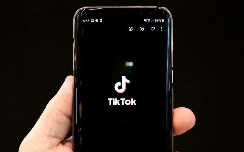 Gardaí investigate far-right TikTok account providing tips on how to make bombs