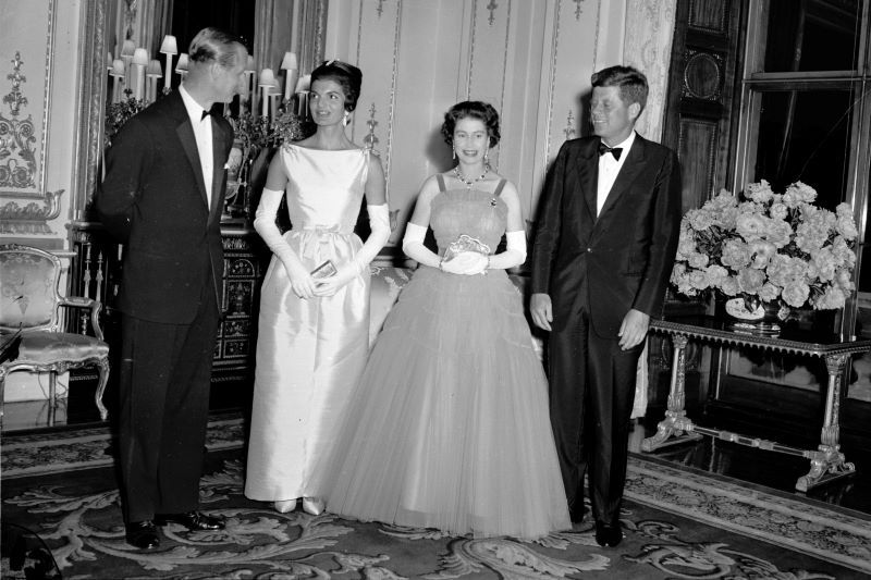 What did JFK give to Queen Elizabeth during their meeting?