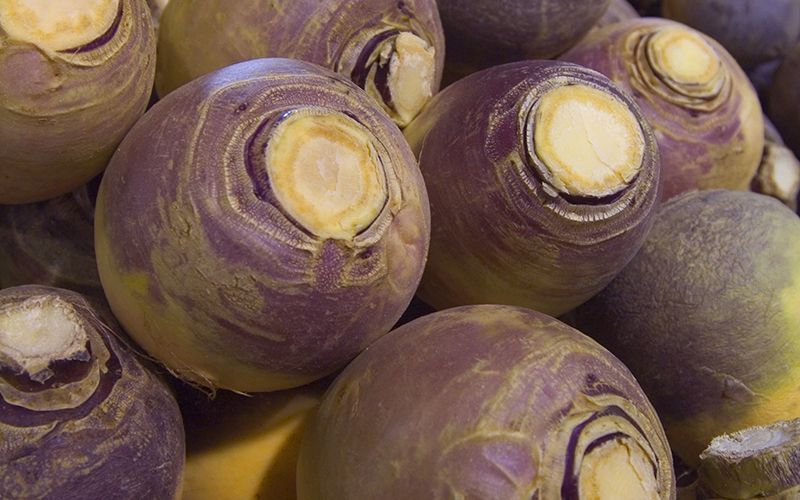 How to cut and peel a turnip