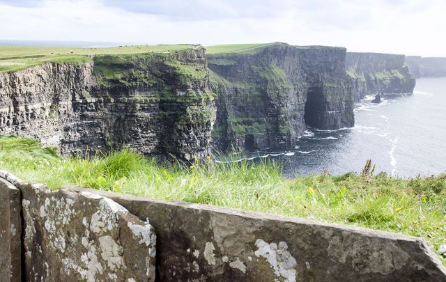 Man dies after falling from Cliffs of Moher