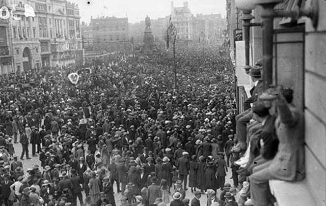 Thousands line O\'Connell St (then known as Sackville St) for Michael Collins\' funeral on August 28, 1922.