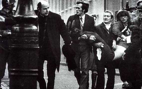 Un uomo ferito viene trasportato dalla strada dai manifestanti per i diritti civili nella Bloody Sunday, Jan.30,1972. Credit: Getty