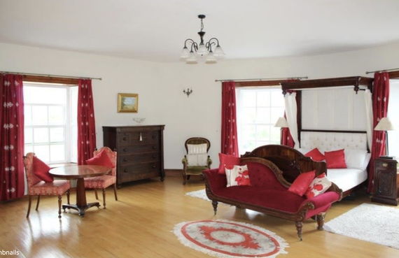 https://www.irishcentral.com/uploads/assets-v2/2020/9/resized_Red_bedroom_Ballycurrin_Demesne_MyHome.png