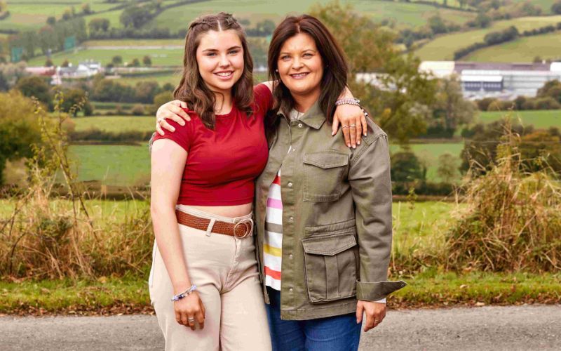 Enya Cox Dempsey and her mum Róisín. (TG4)