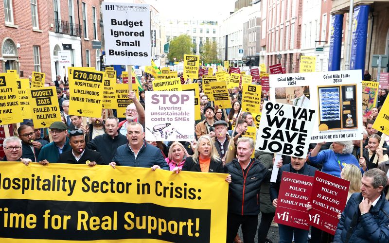 October 15, 2024: Hospitality workers march toward the Dáil in Dublin  to highlight the issues and cost base facing the sector. (RollingNews.ie)