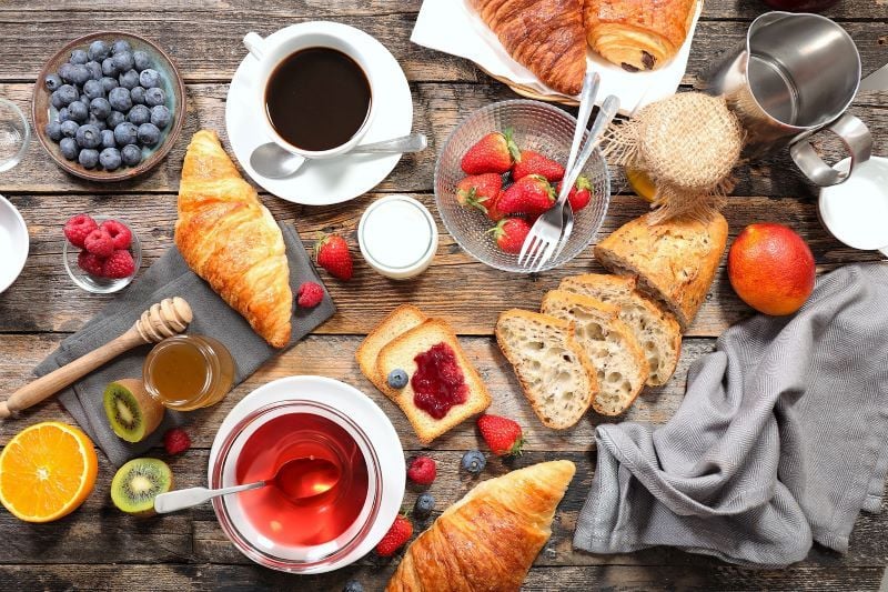 French woman tries her first full Irish breakfast in Dublin