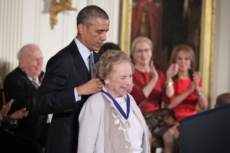 Prezydent Obama prezentujący Ethel Kennedy z Medalem Wolności w 2014 roku (Getty Images)