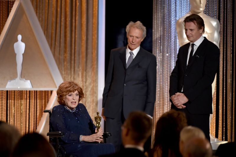 Maureen O'Hara ontving haar Oscar in 2014 (Getty Images)'Hara receiving her Oscar in 2014 (Getty Images)