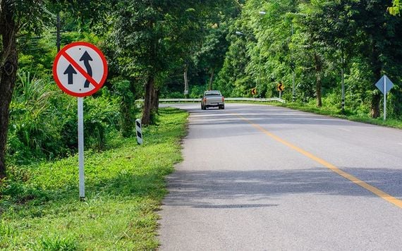 Solo adelantar cuando es 100% seguro y legal. Foto: iStock